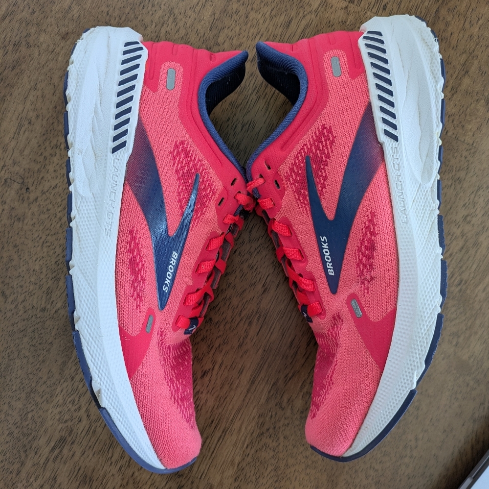Brooks Launch 9 Pink Women's size 6